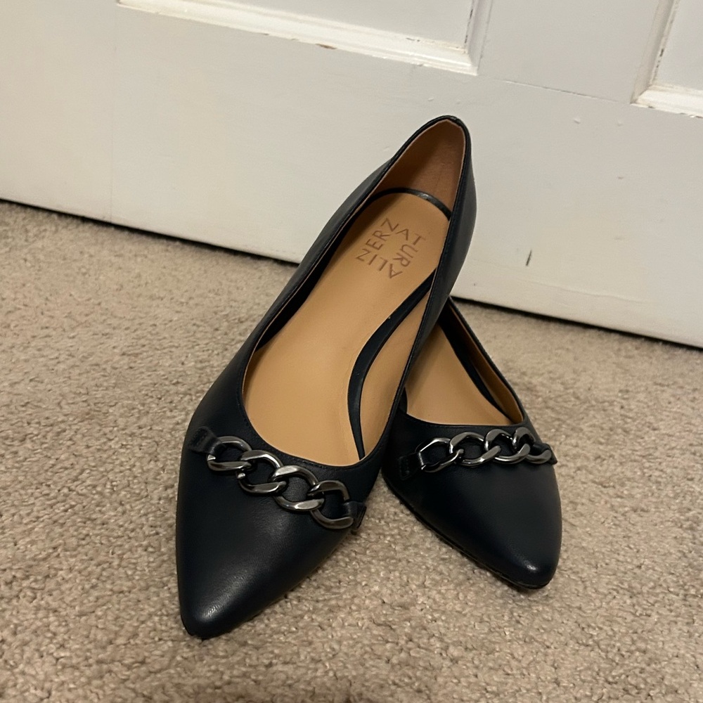 Naturalizer Navy Pointed Chain-Trim Flats